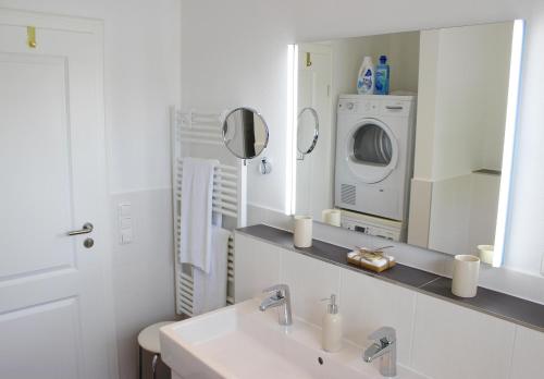 格洛米茨Penthouse Parkblick的一间带水槽和洗衣机的浴室