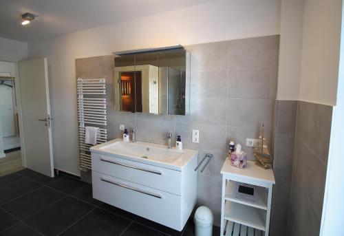 格洛米茨Ostseeblick的浴室设有白色水槽和镜子