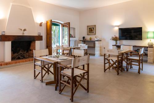 Leporano MarinaPozzo Traverso Casale的一间带桌椅和壁炉的用餐室
