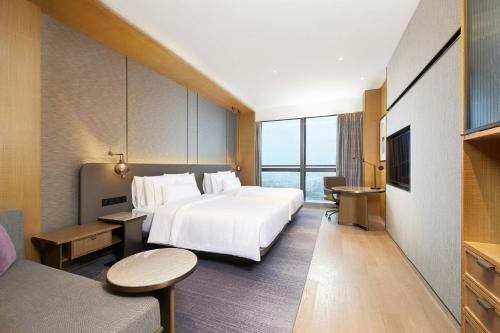 中山中山利和威斯汀酒店的酒店客房设有一张大床和一台电视机。
