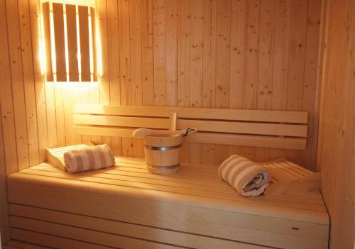 格洛米茨Deichblick的木制架子上带两条毛巾的桑拿浴室