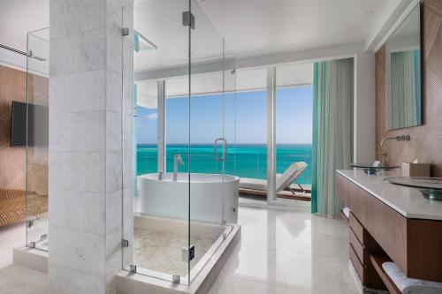 普罗维登西亚莱斯岛The Ritz-Carlton, Turks & Caicos的带浴缸的浴室,享有海景