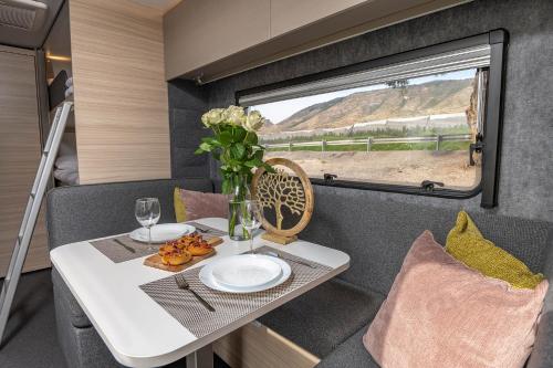 恩格夫Dream Caravan's - קרוואנים מושלמים למשפחות בחוף כורסי בכינרת的窗户的rv餐桌