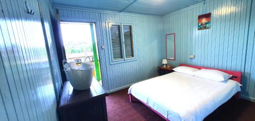 金海酒店客房内的一张或多张床位