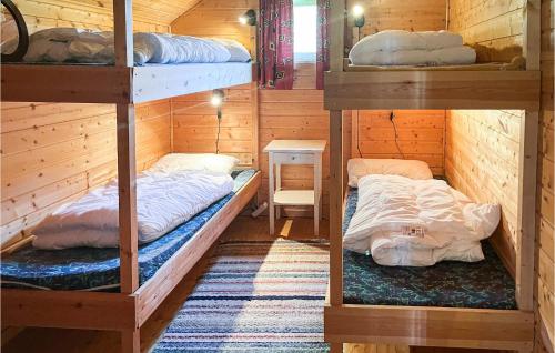欧维哈拉Amazing Home In Skage I Namdalen With Kitchen的小屋内带两张双层床的客房