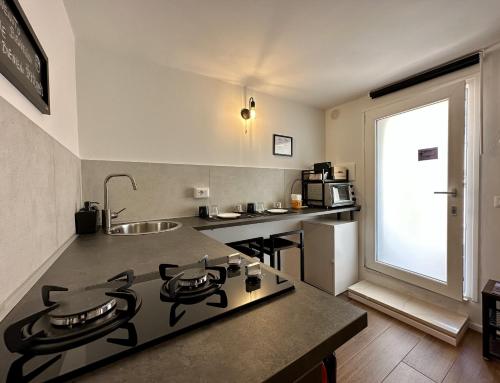 马泰拉Residenza 1930的客房内的厨房配有炉灶烤箱