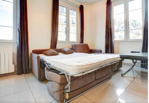 巴黎巴黎圣母院光明公寓的配有窗户的客房内的一张大床