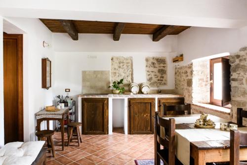 SantʼIonaLaVistaDeiSogni La Perla的厨房配有木制橱柜和桌子