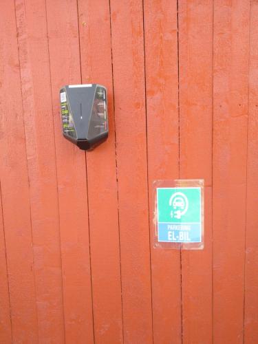 Grong格荣噶德酒店的挂在木墙上的蓝色标牌停车计数器