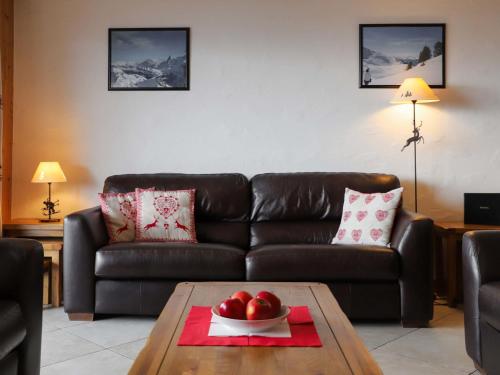 南达Apartment Les Etagnes 2est by Interhome的客厅配有沙发和桌上一碗水果