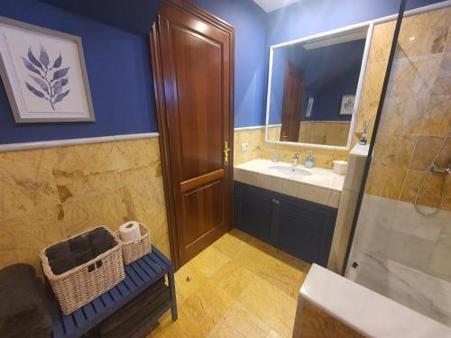 普拉亚布兰卡Apartamento Frida Faro Park的浴室配有盥洗盆和带镜子的淋浴