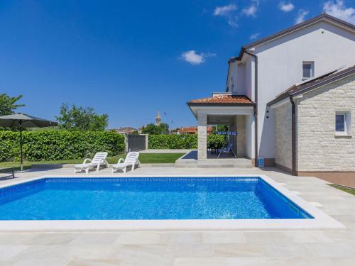 诺瓦瓦斯Holiday Home Villa Zirdum by Interhome的一座房子后院的游泳池