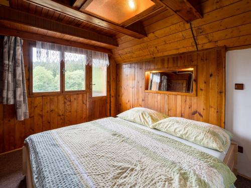 MrklovChalet Mrklov by Interhome的小木屋内一间卧室,配有一张床