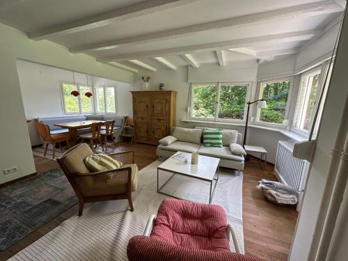 欣特察尔滕Holiday Home Kesslerberg by Interhome的客厅配有沙发和桌子