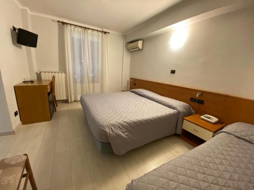 阿拉西奥艾尔伯格菲欧伦沙邦齐雅穆波雷酒店的酒店客房设有两张床和电视。