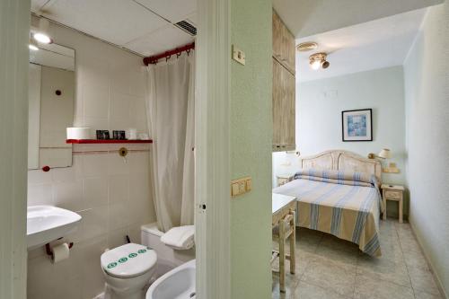 卡斯特利翁-德拉普拉纳扎梅尔酒店的一间带盥洗盆和床的浴室