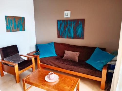 科斯塔德安提瓜FELIX HOUSE sea views的客厅配有沙发和桌子