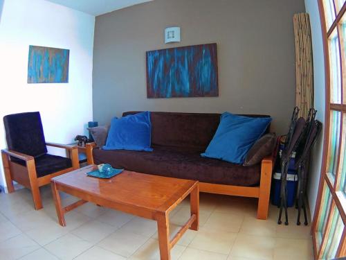 科斯塔德安提瓜FELIX HOUSE sea views的客厅配有沙发和桌子