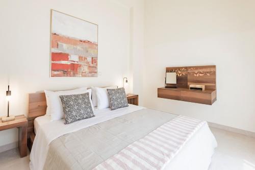 依克希亚Halide Luxury Villa的白色卧室配有一张大床和一张书桌