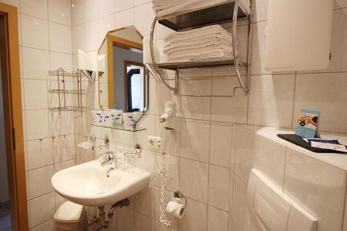 布利斯多夫Seerose的白色的浴室设有水槽和镜子