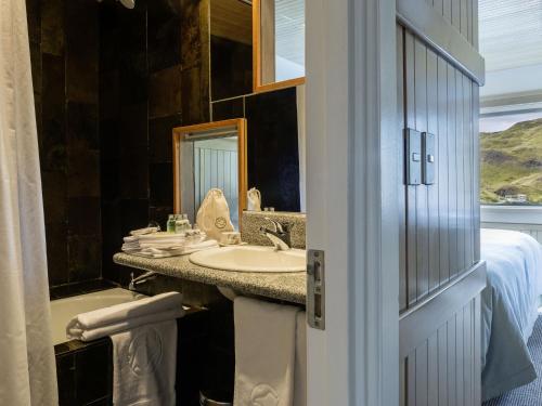 百内三塔Explora en Torres del Paine - All Inclusive的一间带水槽和镜子的浴室