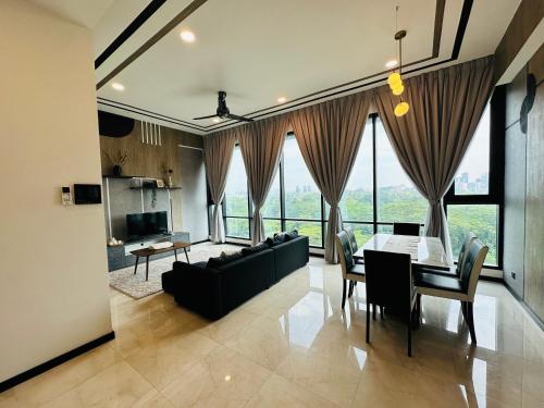 吉隆坡Millennium Suite At Opus Residence的用餐室以及带桌椅的起居室。