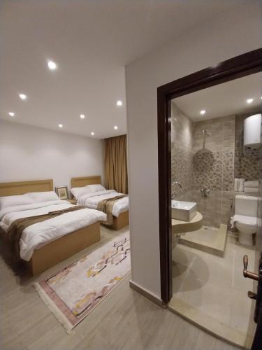 开罗Eagles Pyramids View的酒店客房带两张床和一间浴室