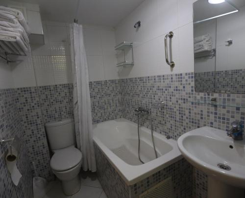 塔扎TAZEKKA PARC HOTEL的浴室配有卫生间、浴缸和水槽。
