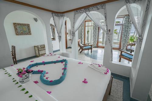 米查维马特莱精品酒店的一间设有白色床的房间,床上有鲜花
