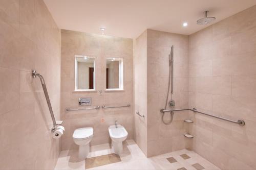 多哈JW Marriott Marquis City Center Doha的一间带卫生间和水槽的浴室