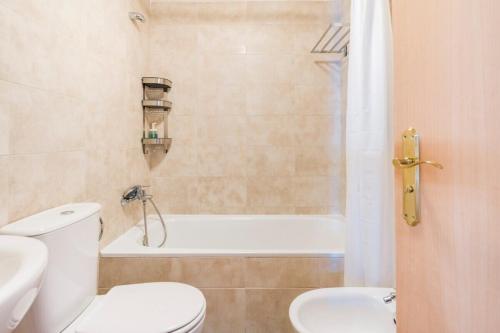 罗萨里奥港Roseville的一间带卫生间和浴缸的浴室