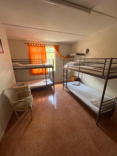 直布罗陀Emile Youth Hostel的客房设有两张双层床和一扇窗户。