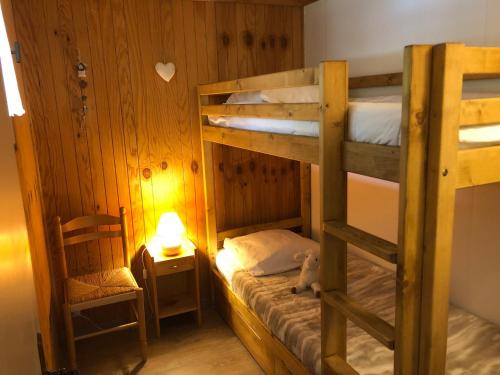 巴斯洛内特Chalet Barcelonnette, 4 pièces, 6 personnes - FR-1-165A-145的一间卧室配有两张双层床和一盏灯。