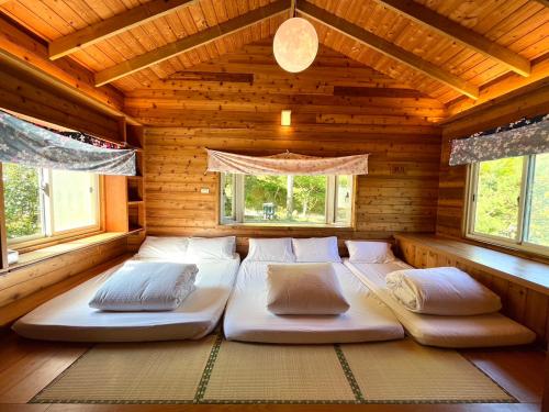 南庄乡问樵山居 的小木屋内一间卧室,配有两张床