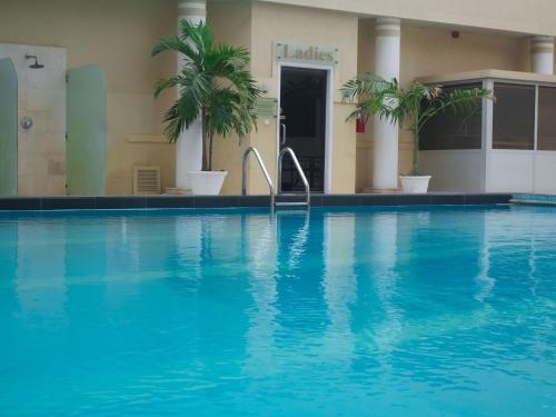 卡拉奇卡拉奇万豪酒店的大楼前的蓝色海水大型游泳池