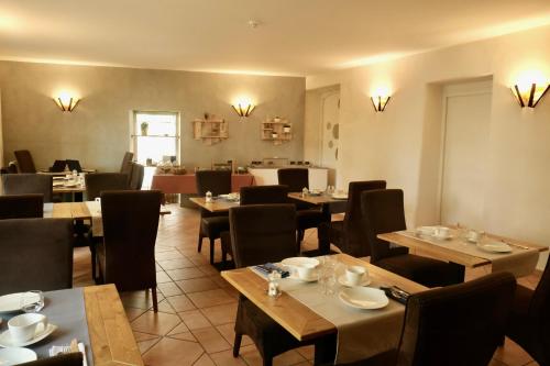 菲雅克勒夸特尔兹酒店的一间在房间内配有桌椅的餐厅