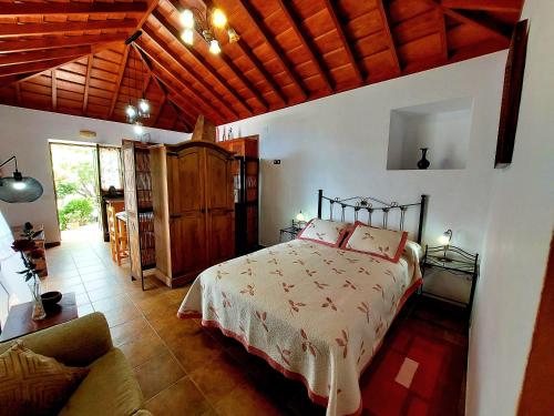 马佐Las Toscas的一间卧室配有一张床和一张沙发