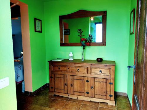 马佐Las Toscas的绿色浴室设有木制梳妆台和镜子