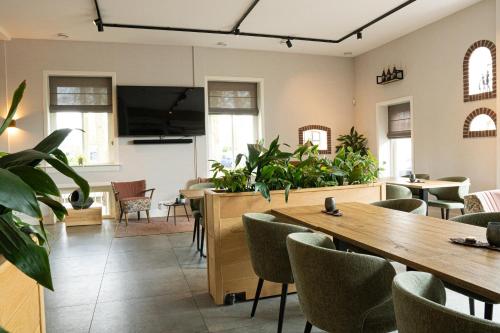 KottenHofparken Wiltershaar的一间会议室,配有桌椅和植物