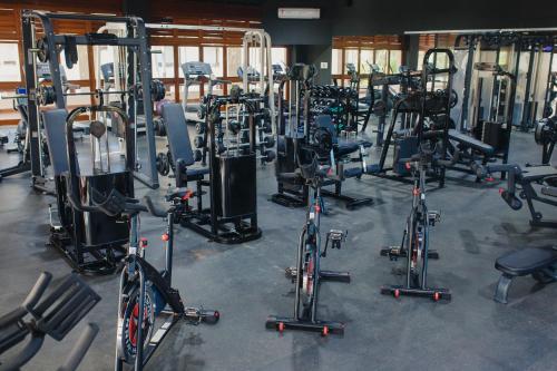 科曼达图巴岛Transamerica Comandatuba - All Inclusive Resort的健身房,有一堆自行车和举重器材