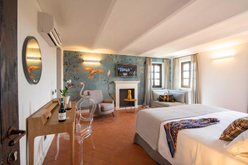 Rocchetta TanaroBraida Wine Resort的一间卧室设有一张床和一间客厅。
