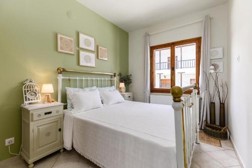 帕拉塔蒙Sevi's Holiday Home, Panel Hospitality Homes & Villas的卧室配有白色的床和窗户。
