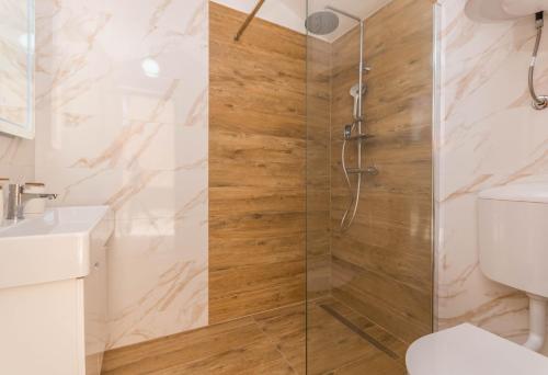 波拉卡Villa Branko的浴室里设有玻璃门淋浴
