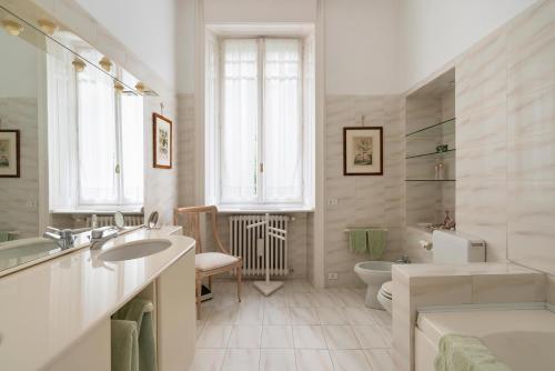 巴韦诺villa rosa的一间带水槽、浴缸和卫生间的浴室