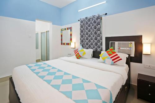 布巴内什瓦尔OYO Home Exotic Stay的一间卧室,配有两张床