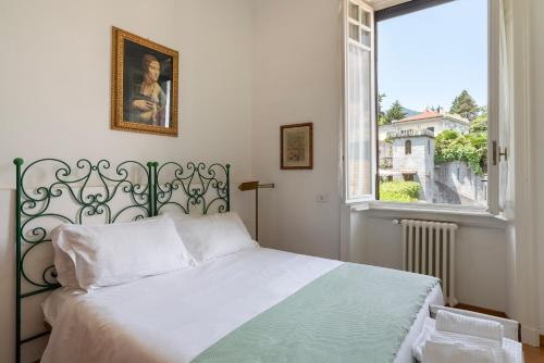 巴韦诺villa rosa的一间卧室设有一张大床和窗户