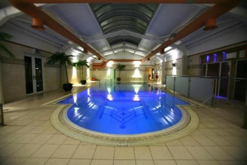 班多伦大北方酒店的大型建筑中的大型游泳池