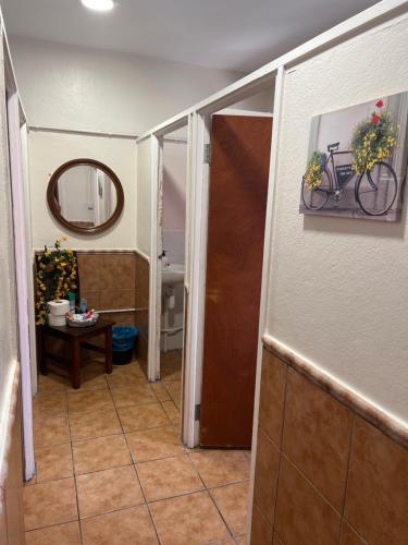 直布罗陀Emile Youth Hostel的走廊上设有浴室,墙上挂有自行车