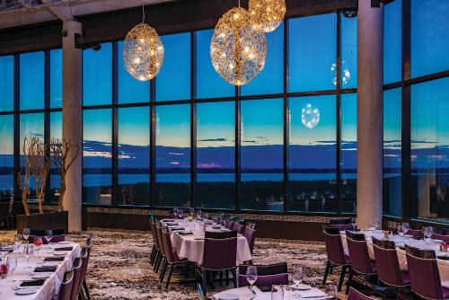 特拉弗斯城大特拉弗斯度假村及温泉酒店的用餐室配有桌椅和大窗户