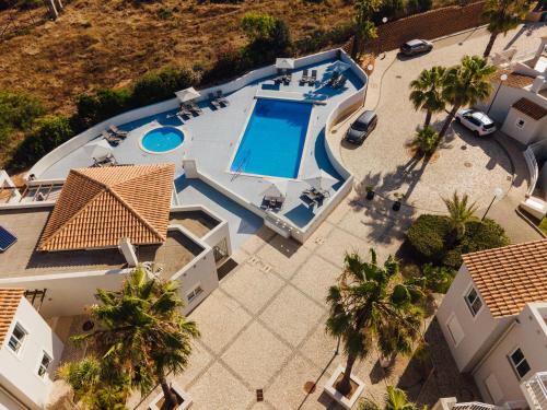 卡武埃鲁Placid Village的享有带游泳池的房屋的空中景致